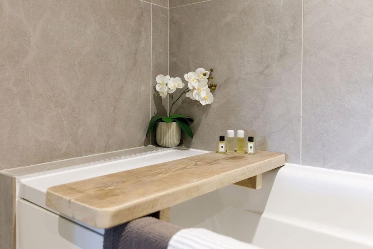 Stylish City Centre Apartment With Sauna شيشستر المظهر الخارجي الصورة