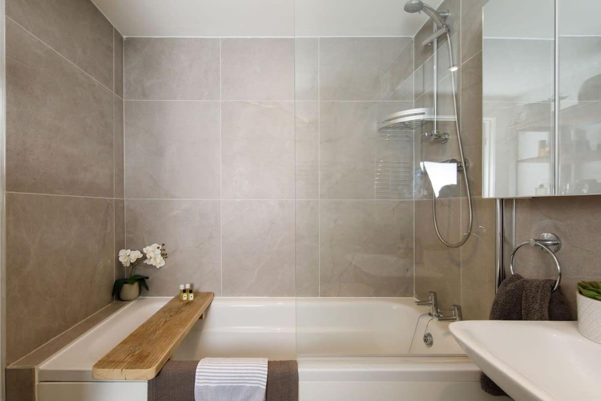 Stylish City Centre Apartment With Sauna شيشستر المظهر الخارجي الصورة