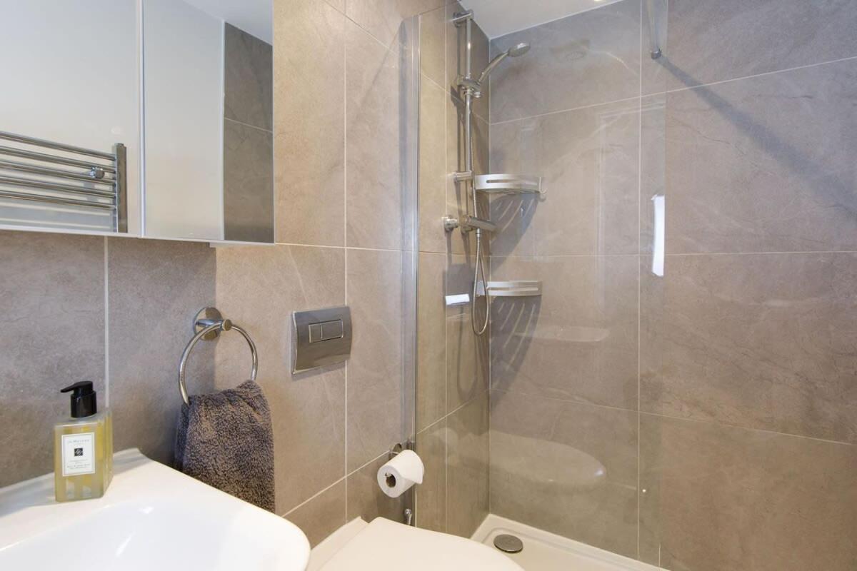 Stylish City Centre Apartment With Sauna شيشستر المظهر الخارجي الصورة